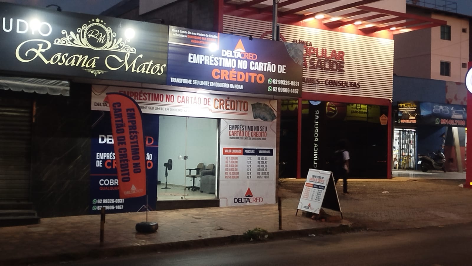 Fachada iluminada da DeltaCred Unidade 2 em Anápolis - GO, com letreiro de empréstimo no cartão de crédito